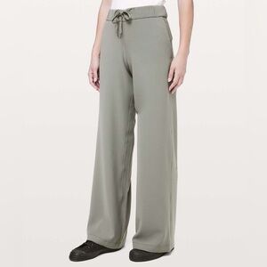 NWT Lululemon On The Fly Pant *Wide Leg Woven 31.5"
Grey Sage